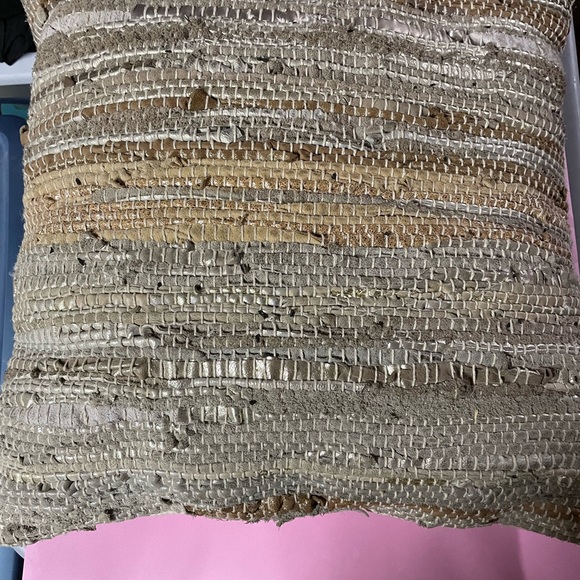 Throw pillow - Picture 1 of 5